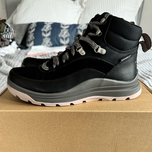 NWT Ryka Hiking Boots - size 7 women’s - Picture 2 of 3